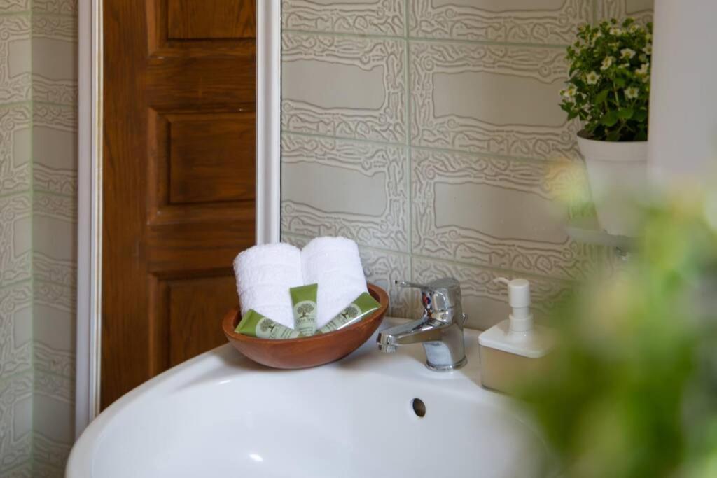 Seaview Stylish Flat In Andros - Walk To Beach Bagian luar foto